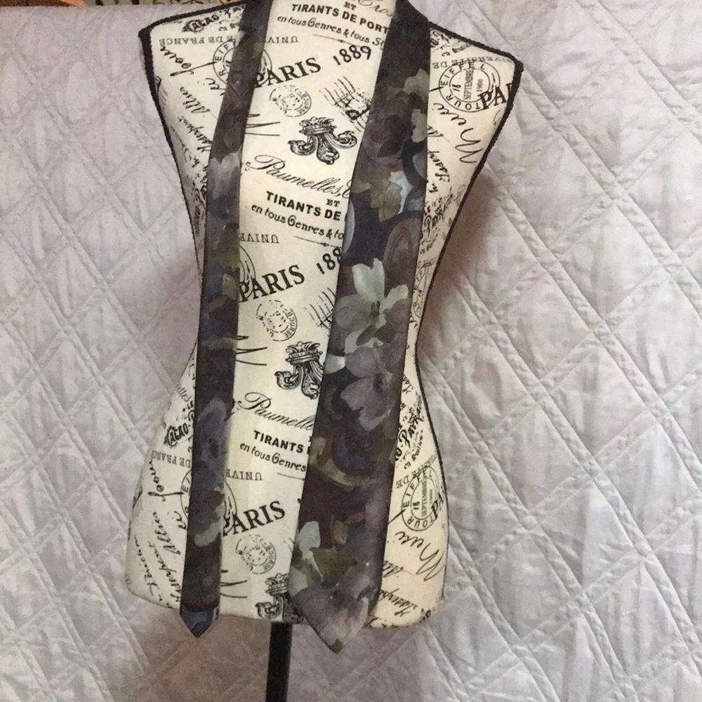 Purple Floral Tie - Picture 2 of 10